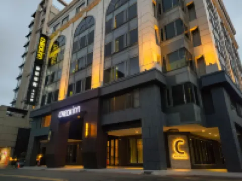 เช็คอินน์ ไถจง เหวินซิน จงชิง โรงแรมในFengjia Night Market