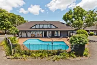 Oakwood Manor Motor Lodge - Pools