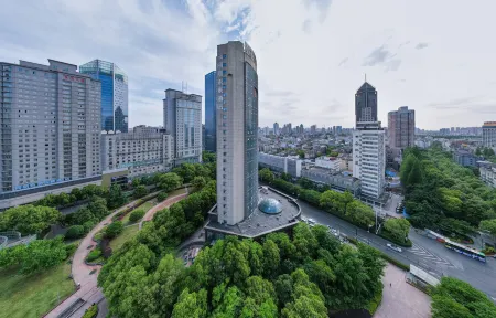 Lis Future Hotel (Huaihe Road Pedestrian Street) Отели рядом с достопримечательностью «Anhui Zhongao Institute of Technology»