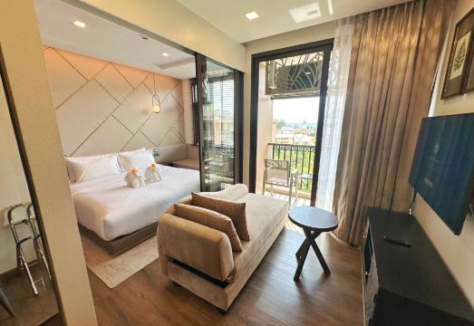 더 프라우드 카론 비치 푸켓의 수영장 이미지