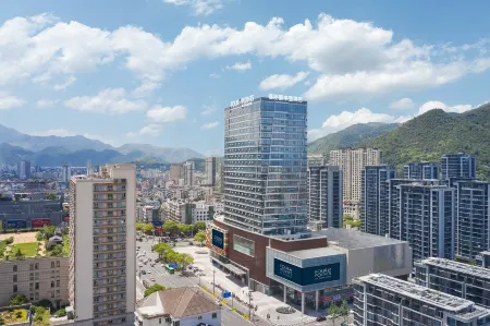 Four Points by Sheraton Linhai Отели рядом с достопримечательностью «Taizhou University (Linhai Campus)»