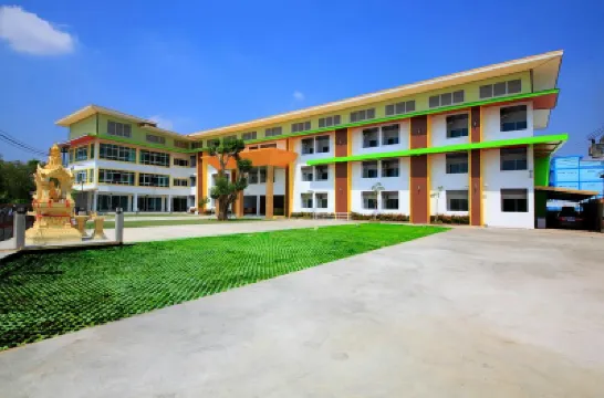 Nonaun Hotel Các khách sạn gần Wat Sanuan