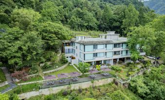 Qingcheng Mountain Wuchen One-night Forest Hot Spring Hotel