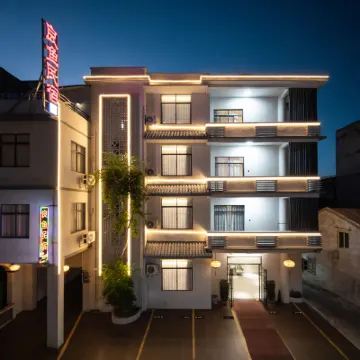 Liangyu Homestay (Beihai Old Street Scenic Area High-speed Railway Station) Hotels near Beihai Old Street