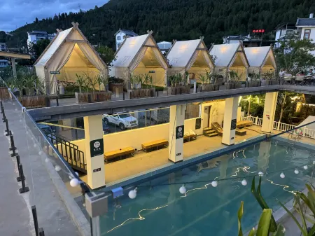 Dali Eryuan Yinlanxi Hot Spring Resort Hotel