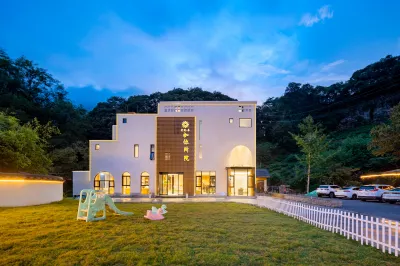 Floral Lux Hotel·Like your hotel (Jingxian Ink Painting Tingxi Scenic Area Branch) Hotels near Shuimo Tingxi Scenic Spot