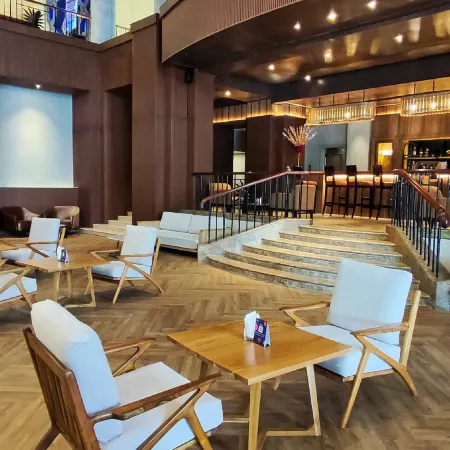 Mangkuluhur ARTOTEL SUITES Отели рядом с достопримечательностью «Небоскреб «Мулиа»»