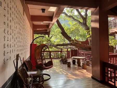 Stone pillar Bird Qinghe Inn Отели в г. Шичжу-Туцзяский автономный уезд