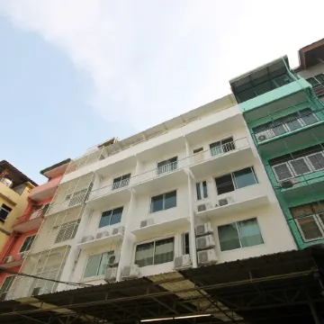Baan Nampetch Khaosan Hostel Отели рядом с достопримечательностью «Школа Сатривитайя»