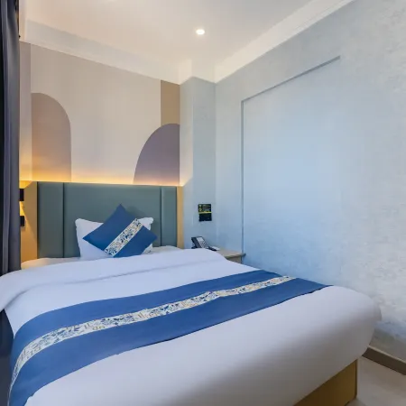Home Inn Baiyun Hotel (Anqing Yingbin Road High-speed Railway Station)