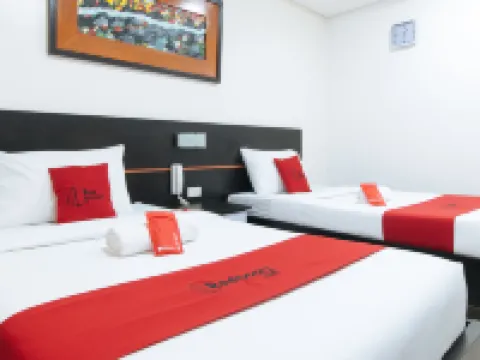 RedDoorz Plus @ Evangelista Street Makati โรงแรมในมาคาติ