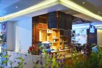 JAMES JOYCE COFFETEL Hotel  (Guling Street restaurant on Mount Lu Tramway platform)