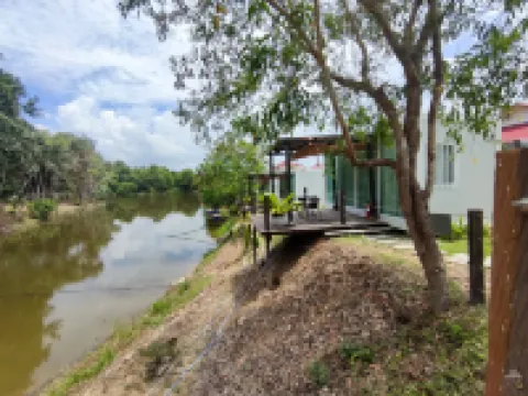 Lakeside Hideout by Evernent โรงแรมในมิริ