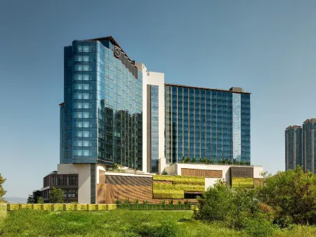 Sheraton Hong Kong Tung Chung Hotel Отели рядом с достопримечательностью «Монастырь Пристань Трапписта»