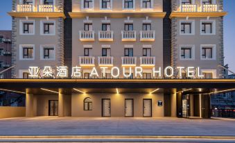 1. Atour Ho..