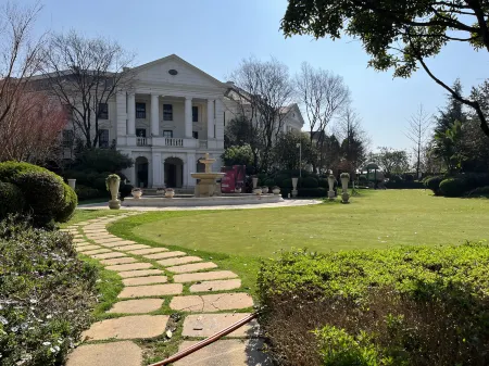 Dian Lake Floral Whisper Meiling Palace Holiday Villa Отели рядом с достопримечательностью «Kunming Railway Vocational and Technical College (Yangfu Campus)»