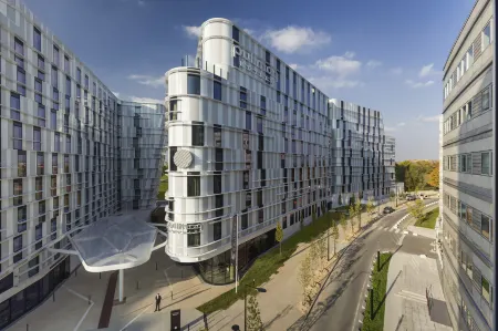 Pullman Paris Roissy CDG Airport Отели рядом с достопримечательностью «Fresque "Abri bus 2"»