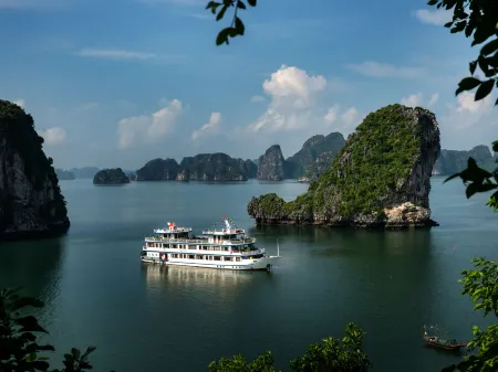 Swan Cruises Halong Отели рядом с достопримечательностью «Bai Chay»