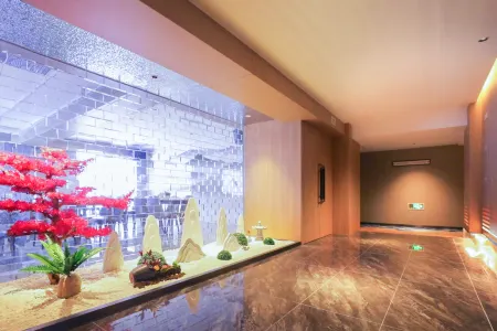 H Hotel (Chifeng Municipal Government High-speed Railway Station) Отели рядом с достопримечательностью «Inner Mongolia Vocational and Technical College of Traffic»