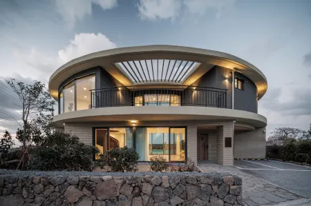 Luxury Villa in Jeju | Private Pool | Hot Tub Отели рядом с достопримечательностью «Mysterious Road»