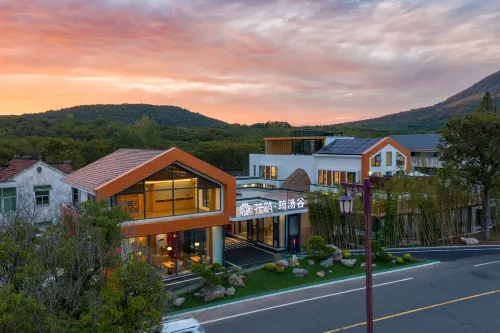 Floral Hotel·Juntang Valley Hotel(Maoshan Dongfang Salt Lake City Store)