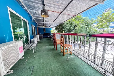 Sunshiny-BB Hostel near Punnavithi BTS station Отели рядом с достопримечательностью «Regent Home 9 Condo»