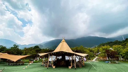 YouMove Xiling Glamping Resort (Tent Hotel) Отели рядом с достопримечательностью «Xiling Snow Mountain»
