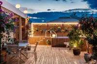 Springtime Lijiang · Golden Summit at Dawn · Snowscape Designer Hotel (Lijiang Old Town) - مسبح على السطح