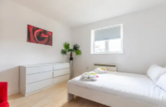 Skyline Haven: Modern 2BR w/ Free Parking & 4kTV