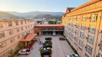 Jialinsai Hotel - Parkplatz