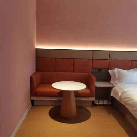 Home Inn Pebble Cloud Hotel (Songjianghe Town, West Changbai Mountain Station Branch)