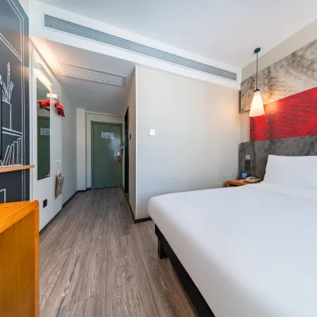 Ibis Hotel (Lanzhou Dongfanghong Plaza Guofang Department)