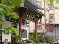 Moonlit Pine & Evening Breeze Retreat (Moxi Ancient Town) Hotels in Luding