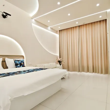 Yueshanju Homestay (Baicheng Railway Station Fortune Plaza)