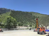 Jindu Boyue Hotel - Mountain view