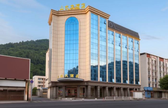 Mountains & Rivers Hotel