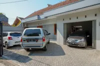 RedDoorz near Alun Alun Kudus 2 - parking