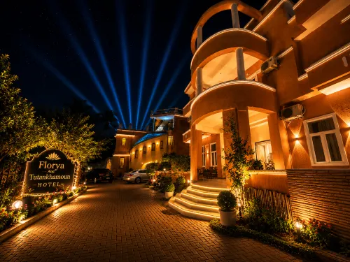 King Tut Pyramids boutique - Parking