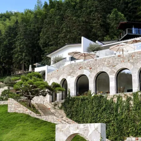THE SIXTH SEASON VACATION MANOR