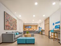 Huating Hotel (Chongqing Shiqiaopu Branch) Hotels near Jiu Longpo