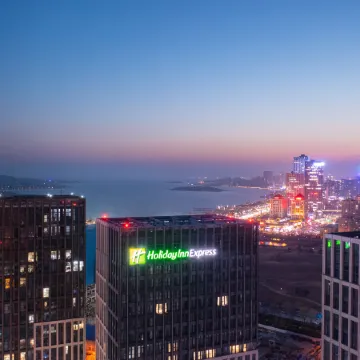 Holiday Inn Express QINGDAO WEST COAST by IHG Отели рядом с достопримечательностью «Пляж Голден-Бич»