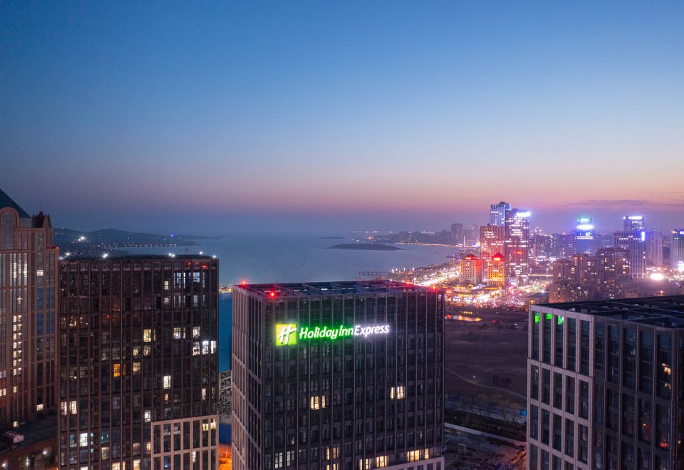 3. 홀리데이 인 익..