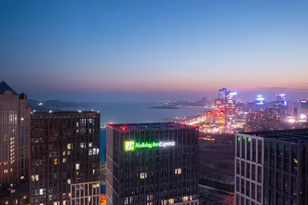 Holiday Inn Express Qingdao West Coast Golden Beach Отели рядом с достопримечательностью «Tangdao Bay Coastal Park»