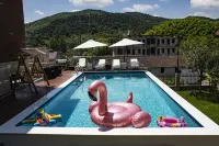 Swallow's Nest Swimming Pool Homestay - สระว่ายน้ำแบบอินฟินิตี้