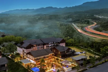 THE  SPRING  HOUSE (Dujiangyan Panda Valley) Отели рядом с достопримечательностью «Baiyun Wanfo Cave»