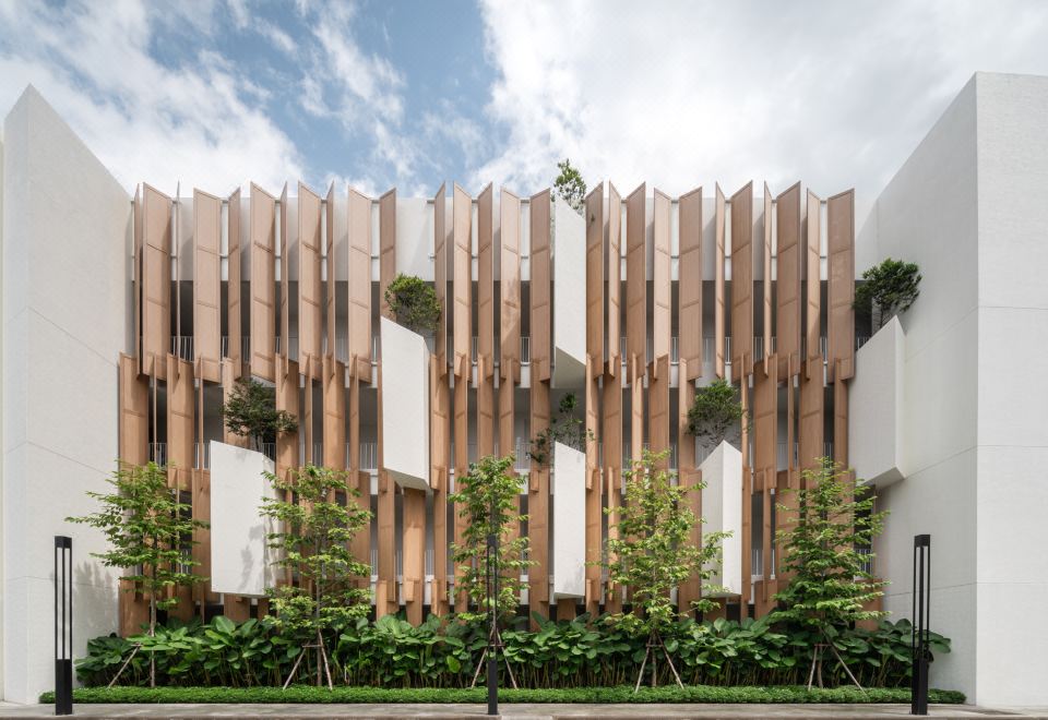 리바 비스타 리버프론트 리조트의 평화로운 정원 모습