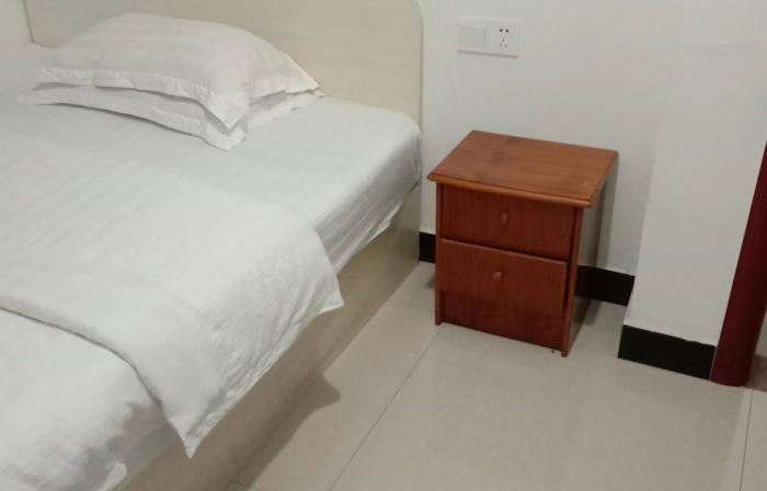 Ebian Xinrong Hotel