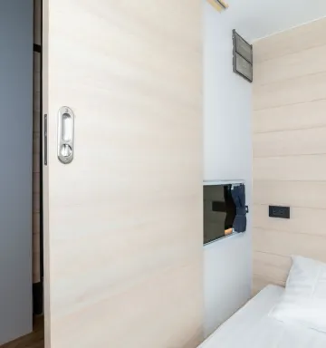 เตียงเดี่ยวในห้องพักรวมชายหญิง