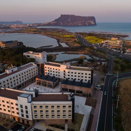 Playce Camp Jeju Отели рядом с достопримечательностью «Тон-Амса»