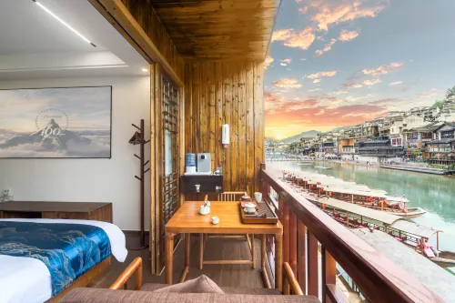 Phoenix Yinyue River View Homestay (Phoenix Ancient City Branch)